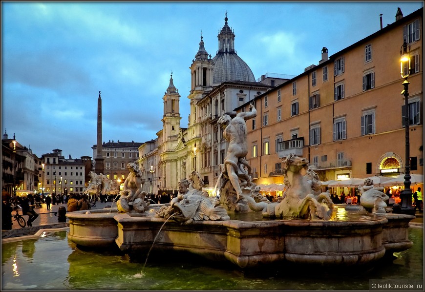На севере площади Навона находится Фонтан Нептуна (Fontana del Nettuno). Его в 1574 году построил Джакомо дела Порта. В конце XIX века простой каменный бассейн, наполненный водой, был декорирован другими фигурами.  Авторство скульптурной группы фонтана Нептуна принадлежит зодчему Антонио делла Бита.