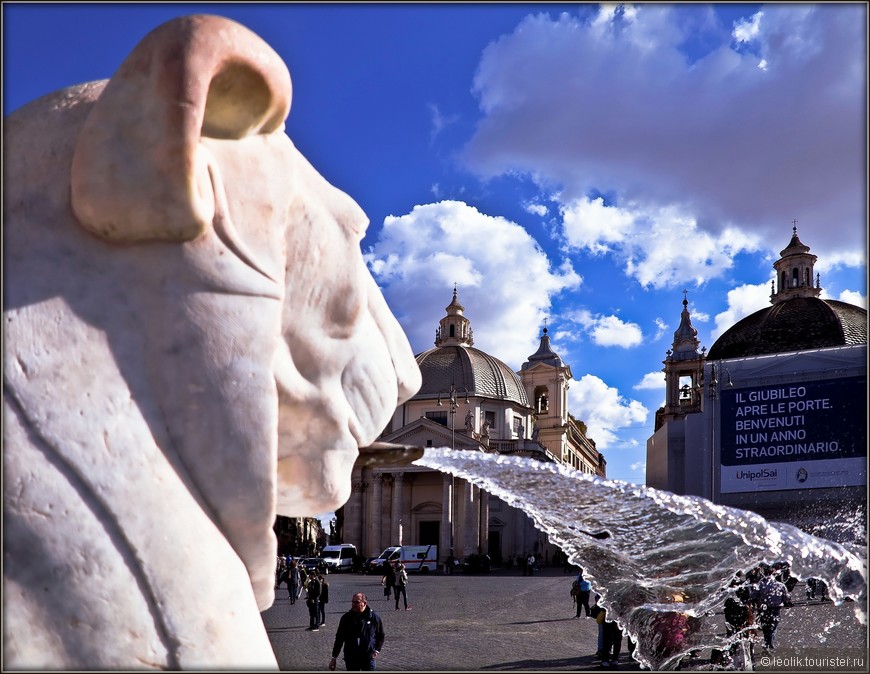 Вокруг египетского обелиска скульптор Джакомо дела Порта соорудил фонтан. На четырех постаментах стоят чаши, украшенные львами из белого мрамора.