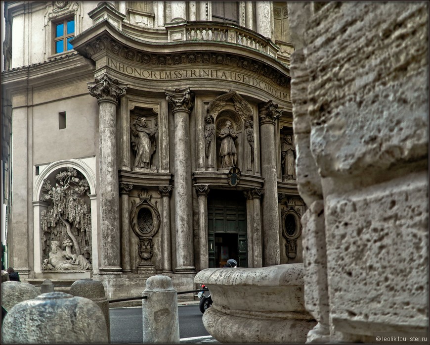 В 1634 году орденом Тринитариев был сделан заказ на постройку церкви Франческо Борромини. Сама барочная церковь получила имя Карло Борромео-епископа Миланского, канонизированного в 1610 году. Церковь строилась 30 лет.