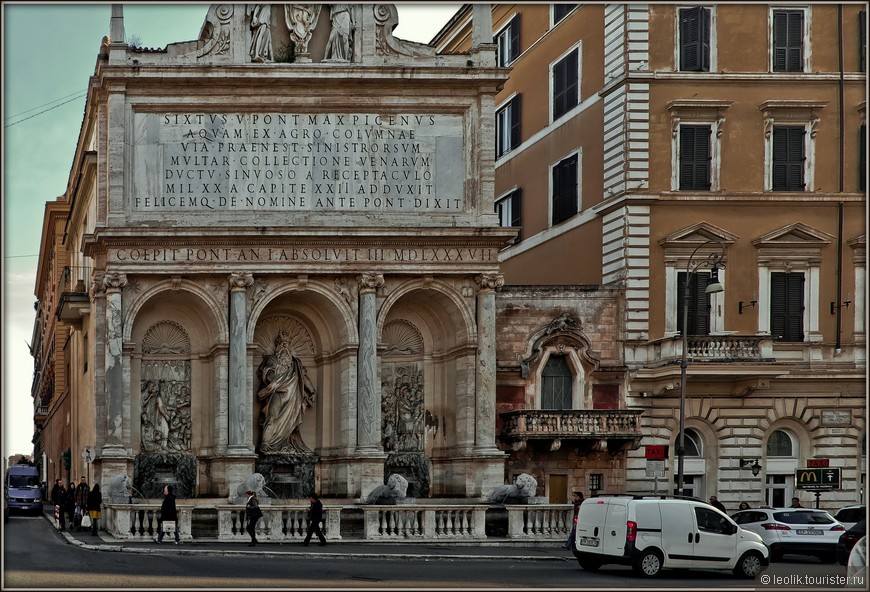Фасад фонтана Аква Феличе делится на три зоны. Они разделены четырьмя ионическими колоннами, две из которых вырезаны из мрамора, а другие две – из брекчии. В центре - статуя Моисея, созданная в 1588 году Леонардо Сормани и Просперо да Брешиа. Её справедливо критиковали за диспропорционально большой размер, не гармонирующий с окружающими рельефными панелями. Вероятно, несогласованность сюжетов и скульптур связана со спешкой, с которой строили этот фонтан. По обеим сторонам от Моисея сделаны рельефные изображения сцен из Библии, связанных с водой. Слева изображён Аарон, который привёл иудеев к оазису в пустыне (работа Джованни Баттиста делла Порта), а справа – Иисус Навин, выбирающий солдат, наблюдая за тем, как они пьют (работа Фламинио Вакка; похоронен в Пантеоне) и Пьетро Паоло Оливьерти.