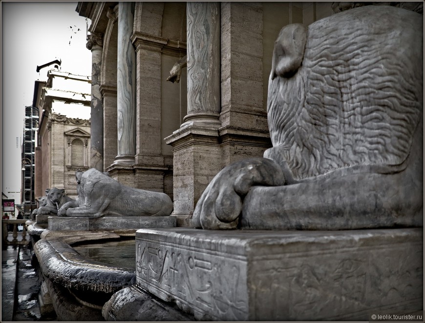  Львы, два мраморных и два порфирных, с надписью «Нектанеб I» (фараон; 380 – 362 гг. до н.э.) были найдены на месте храма Исиды недалеко от Пантеона. Одна пара львов первоначально стояла на площади перед базиликой Санта-Мария-делла-Минерва, а вторая пара – по сторонам от входа в Латеранскую базилику, где на них опирались колонны. При папе Григории XVI оригинальные львы были перевезены в ватиканские музеи, а на их месте установлены копии работы Адамо Тадолини.
