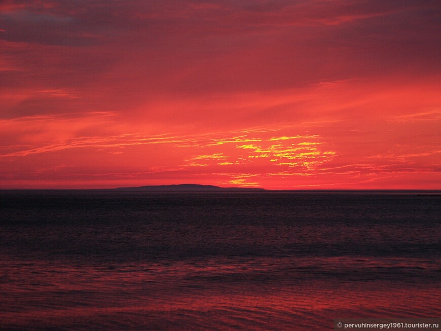 Закат над мысом Кузнецова (Сони), горы в море - остров Монерон, до него от Головы - 57 км