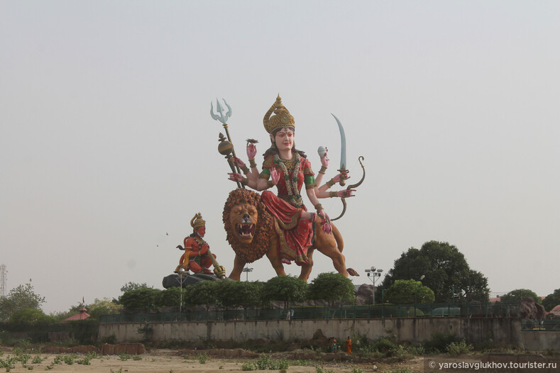 Статуя Кришны при въезде во Вриндавану
