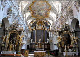 Как и большинство монастырей Баварии, аббатство св. Эммерама было полностью перестроено в XVII-XVIII веках в стиле барокко. 