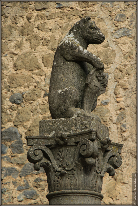 Геральдический символ семьи Орсини-мишка. Он до сих пор стоит во дворе замка. 