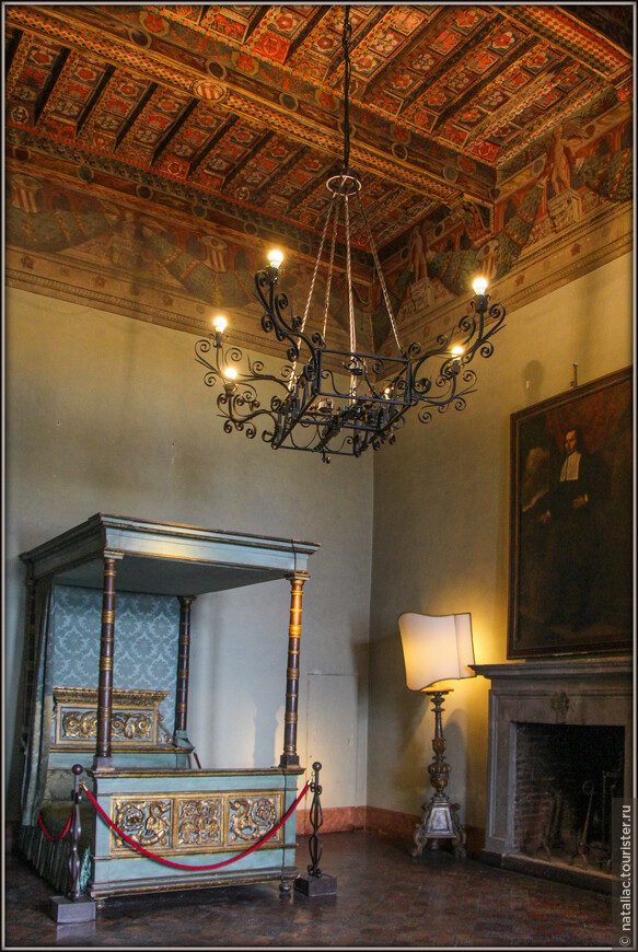 Интерьеры замка Браччиано сохранили свой вид 15-16 веков.  В них представлена оригинальная отделка того времени с декором, фресками, гобеленами, мебелью и другими предметами обстановки. 