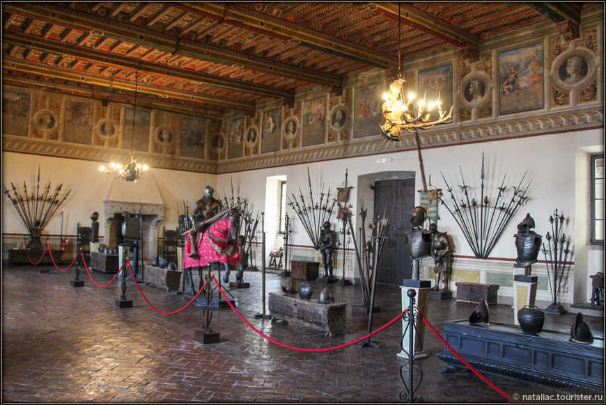 В оружейной комнате  представлена коллекция оружия и доспехов 15-16 века. 
