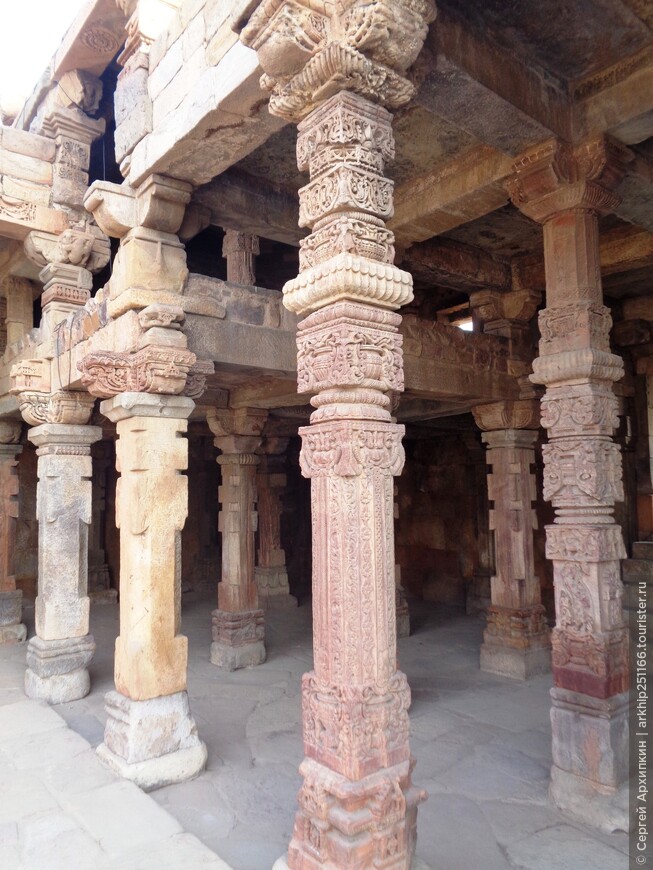По многоликим храмам Дели