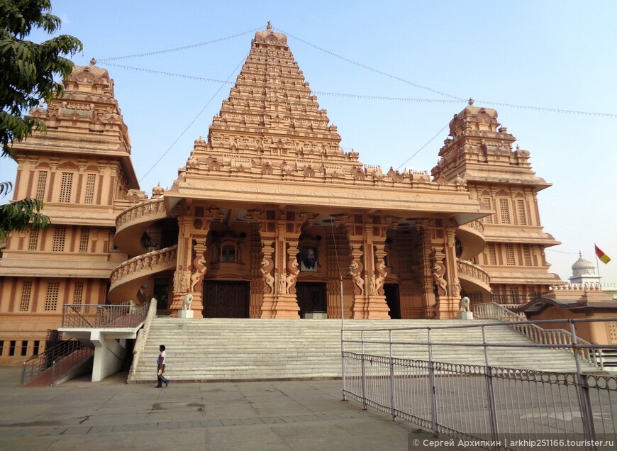 По многоликим храмам Дели