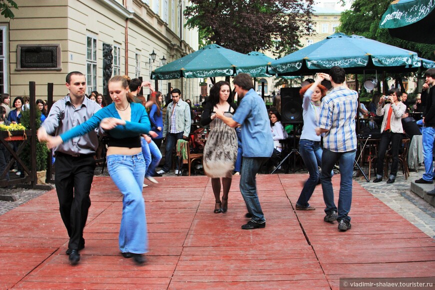 Танцы на площади Рынок.