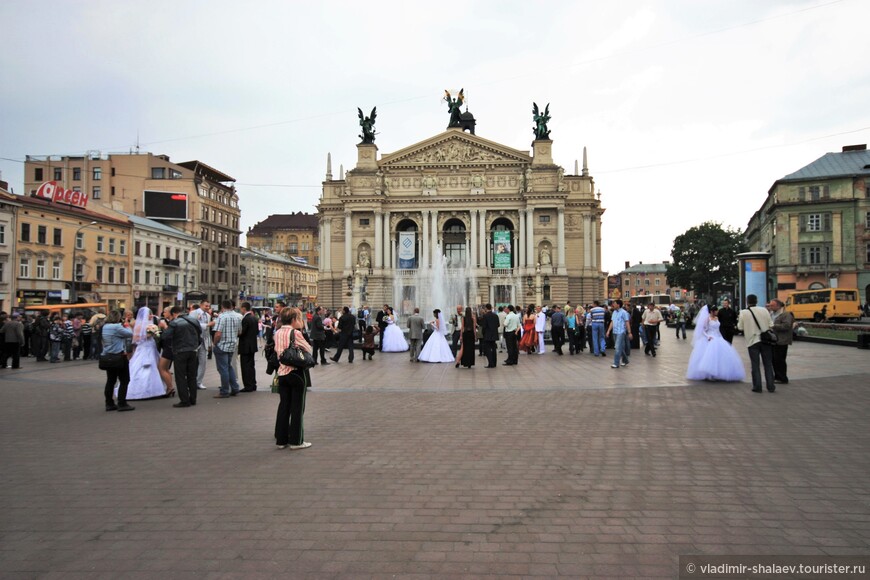 Свадьбы на площади перед оперным театром.