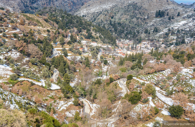 По горным деревням  Крита. Таверна для местных.