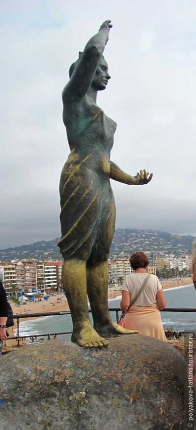Скульптура жена рыбака на берегу в Ллорет-де-Мар