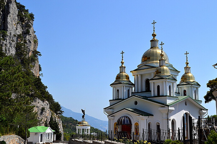 Поразительное сочетание красоты Крымских скал и позолоченных маковок.