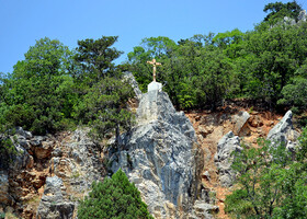 Высоко на горе храм осеняет Распятие Господа. Скала, на которой установлено Распятие, возвышается над уровнем моря примерно на высоте 320 м. 