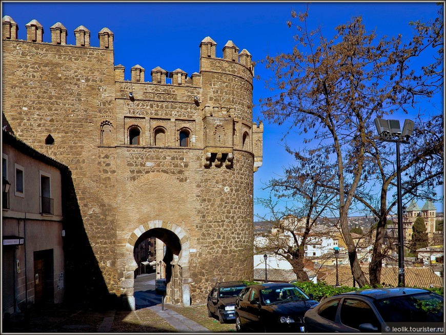 Ворота Пуэрта-дель-Соль, или Ворота Солнца были построены в мавританском стиле в XIV веке рыцарями-госпитальерами.
Внутри здания хранится реликвия - древний раннехристианский, вестготский саркофаг, датируемый IV веком.


