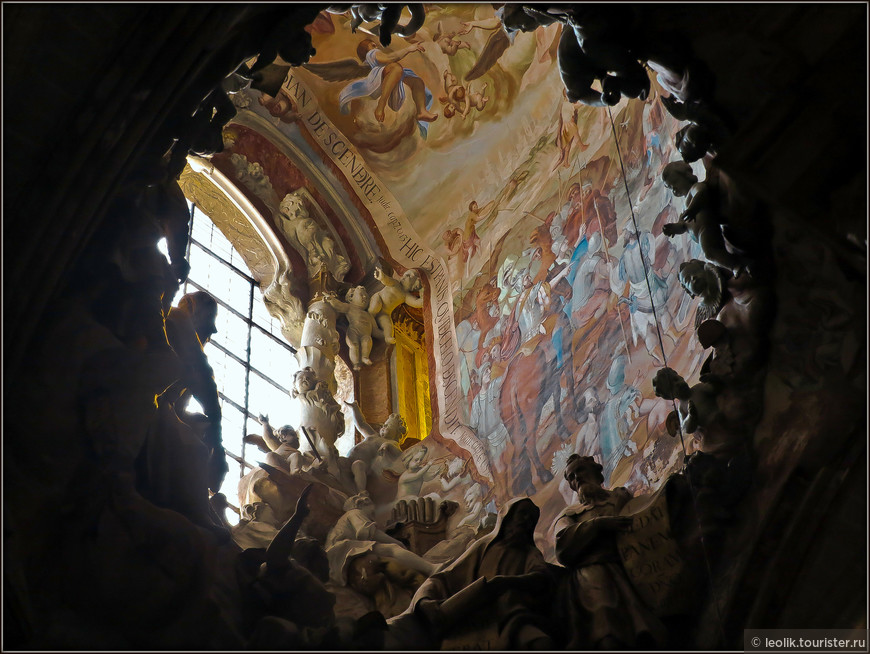 Капелла считается шедевром испанского барокко[21]. Она была создана в 1729—1732 годах известным испанским мастером барокко Нарсисо Томеrues. Алтарь капеллы окружён мраморными скульптурами и бронзовыми украшениями. В центре расположена скульптура Девы Марии с Младенцем.