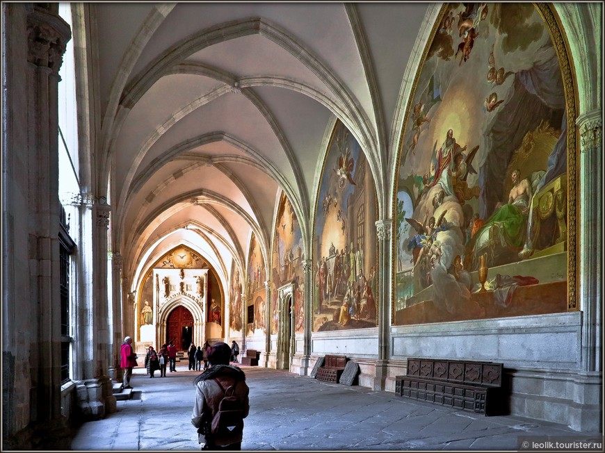 Обширный квадратный в плане клуатр был пристроен к северной стене монастыря при архиепископе Педро Тенорио, работы шли в 1389—1425 годах. Учитывая сложный рельеф района клуатр был построен на 1,5 метра выше, чем пол собора. Галереи клуатра перекрыты готическими сводами, их стены украшены фресками, изображающим сцены из жизни святых. Одиннадцать из этих фресок созданы Франсиско Байеу и две — Мариано Маэльейrues.