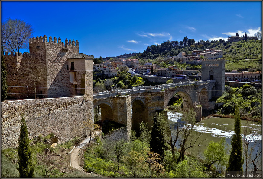 Мост св.Мартина. Он ведет к воротам Боярышника (Пуэрто-дель-Камброн)  и постороен также в мавританскую эпоху.