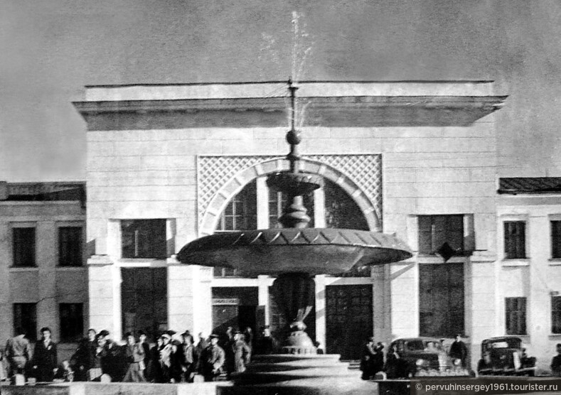 Старый фонтан у вокзала, 50-е годы. источник: http://old.ipkpr.ru/images/old/muzeu/b3.jpg
