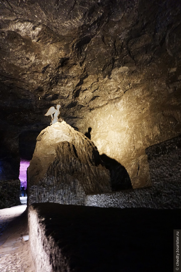 Общие размеры церкви составляют несколько сотен метров метров, авторы постарались максиално вписать тему в естественный облик пещеры