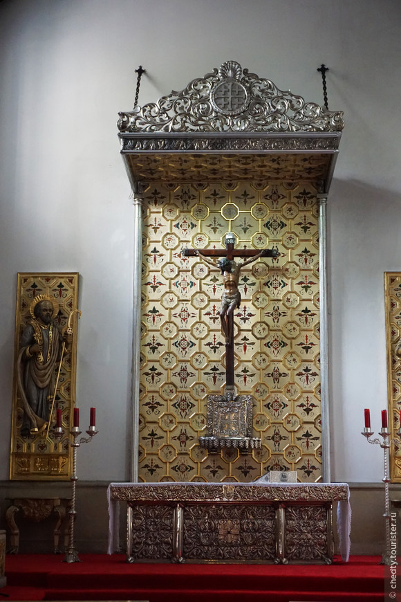 Серебро тоннами, золото килограммами, церкви Колумбии выглядят намного богаче чем базовый фон