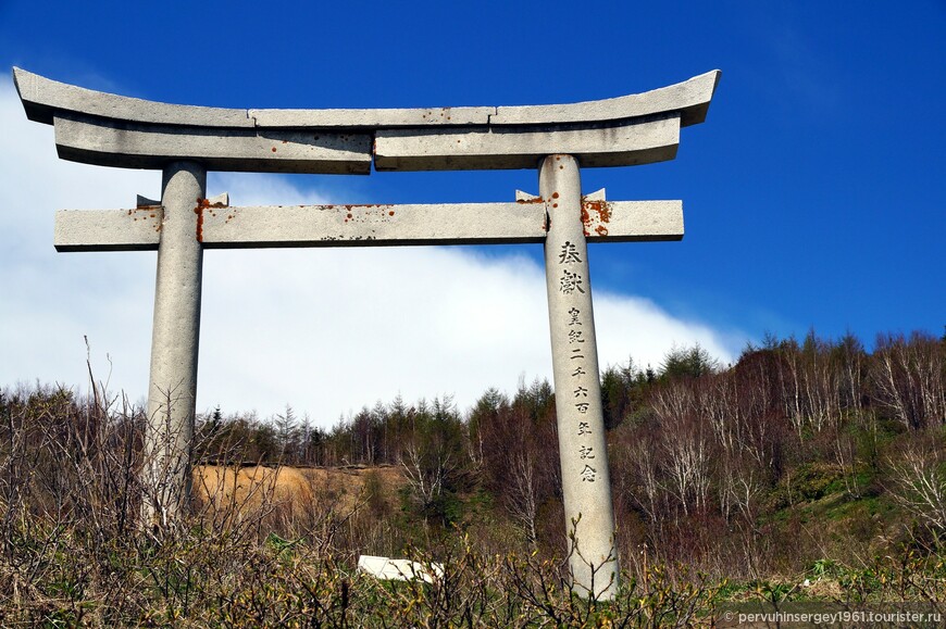 тории японского храма «Хигаси Сираура Инари дзиндзя», возведенного в 1914 году, в северной части поселка Хигаси Сираура (в настоящее время поселок Взморье). Миядзин-тории, выполненные в технике ходзогуми, были поставлены в 1940 году, в ознаменование 2600 — летия Великой Японии, о чем гласят иероглифы на правом столбе, на левом значится имя человека пожертвовавшего деньги на их возведение — Ямагия Такео. 