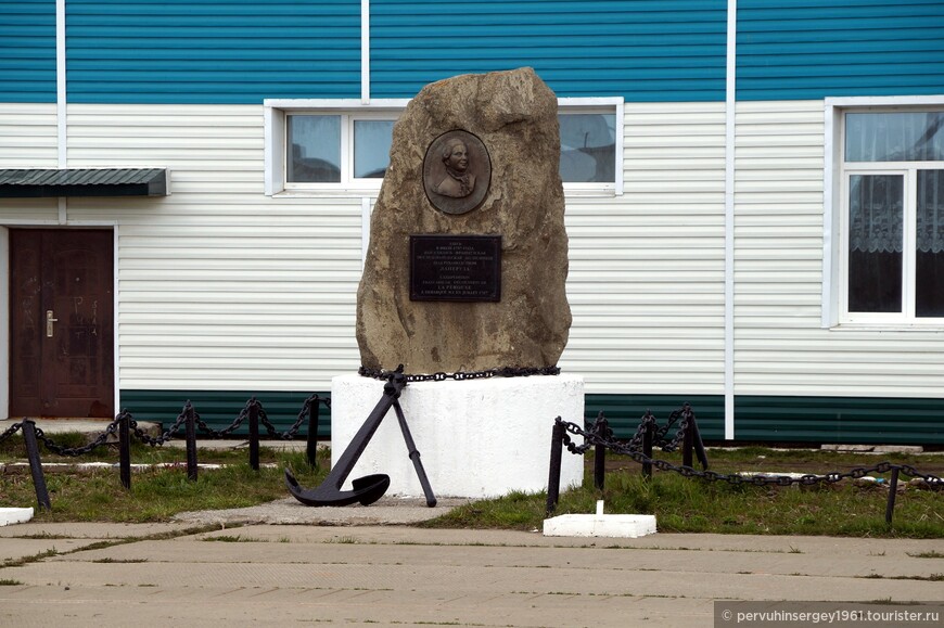 Памятный знак на месте высадки экспедиции Лаперуза на сахалинский берег. Пензенское