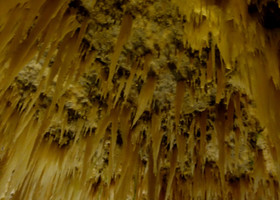 "Белая пещера" из-за своего цвета является очень редким гротом, и единственным в мире открытым для посещения
