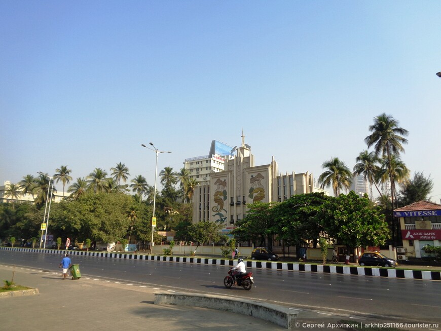 По Мумбаи — от морской набережной Марина-Драйв к мечети Хаджи Али.
