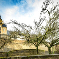 Церковь Святого Доната  была возведена на холме Книпшен в начале XVII века на руинах замка, принадлежавшего графу Арлону Валерану. Когда-то она была частью монастыря  капуцинов, закрытого в  конце XVIII века.

