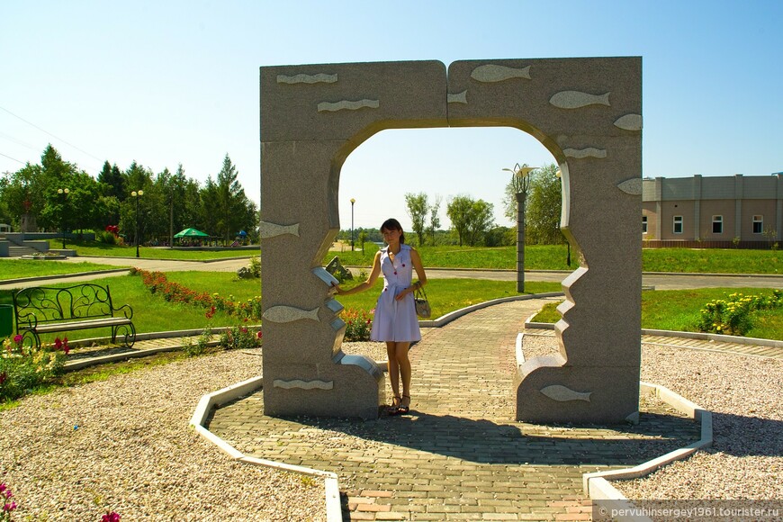 Памятник неизвестному утопленнику и биробиджанская девушка