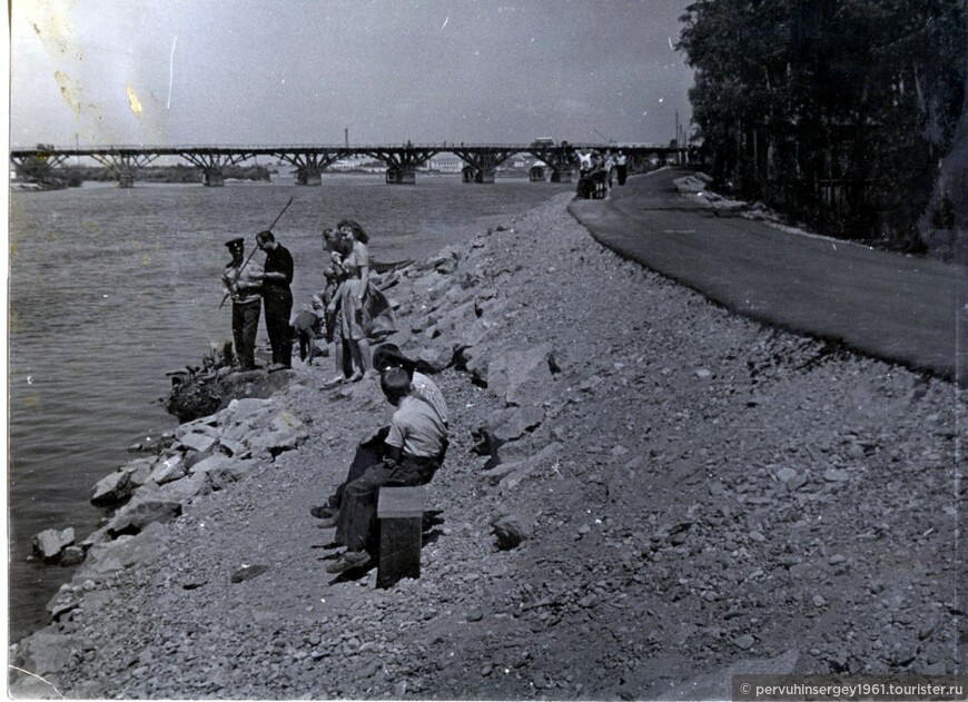 Мост через Биру и набережная, 1962 год. источник: http://riabir.ru/wp-content/uploads/2015/08/damba-na-beregu-Biryi-1962-1024x742.jpg