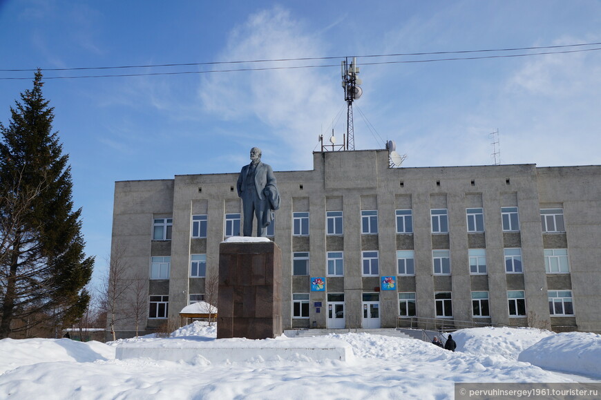 Анива. Памятник Ленину и ДДТ