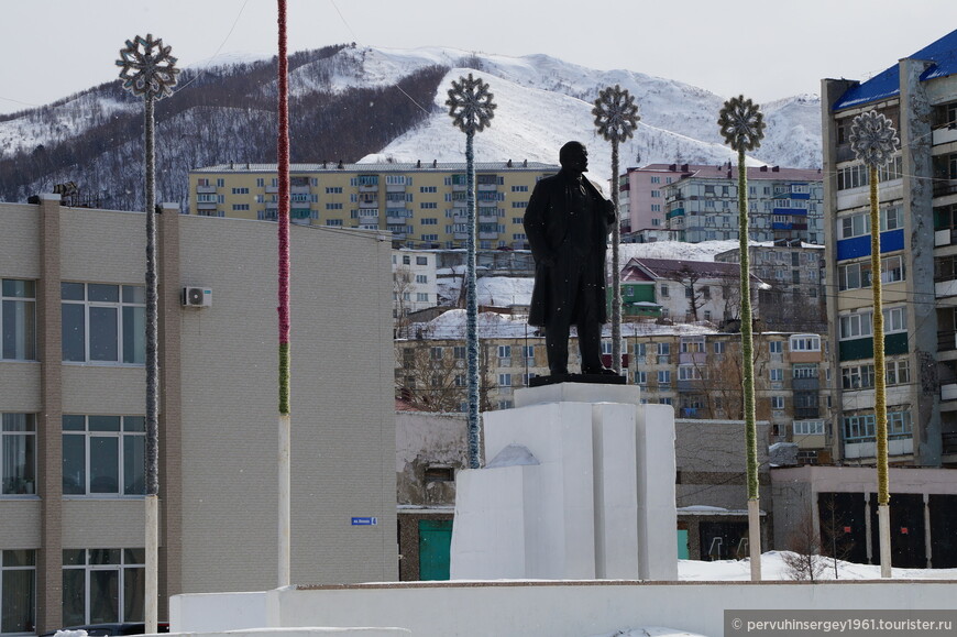 Памятник В.И. Ленину на площади перед администацией