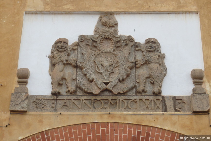 Герб Голландской Восточно-Индийской Компании, со львом и петухом - над воротами в город