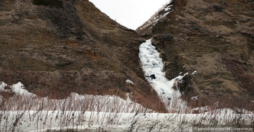 Южная часть Лопатинского выступа. Водопад Искра. сейчас он дремлет подо льдом, а когда начнет таять снег, тогда он превратиться в мощный поток