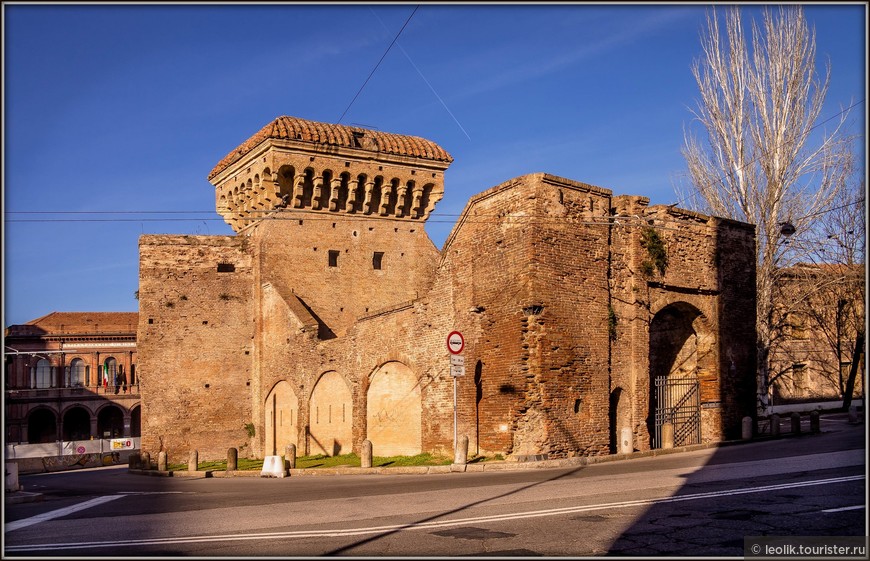 Porta San Donato построены в 1354 году.