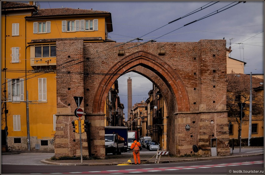 Porta San Vitale постороены в 1286 году.