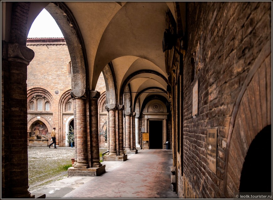 Внутренний двор Базилики Сан.Стефано, называемы двором Пилата. Здесь находится Чаша Пилата, предназначенная для приношений прихожан.