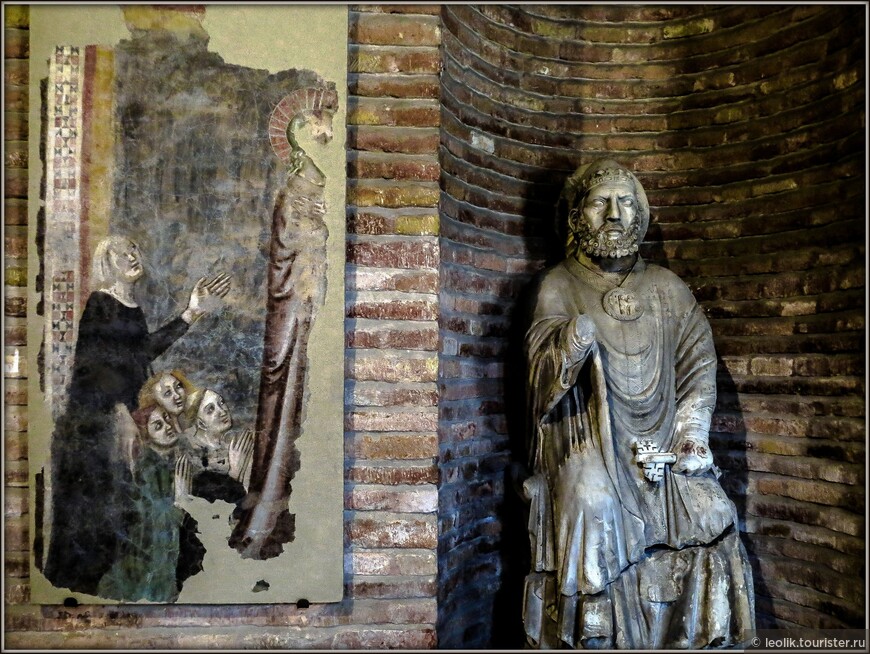 Романская скульптура Св. Петра, с ключами от рая в деснице.