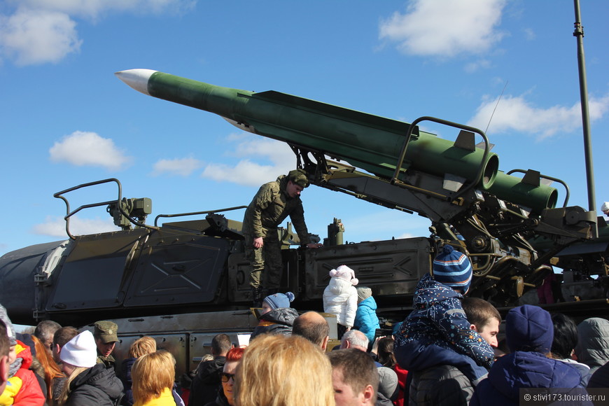 Пилотажная группа «Соколы России» и выставка боевой техники в Смоленске