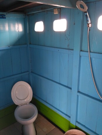 Туалет и душ--такие удобства на лодке "клоток"