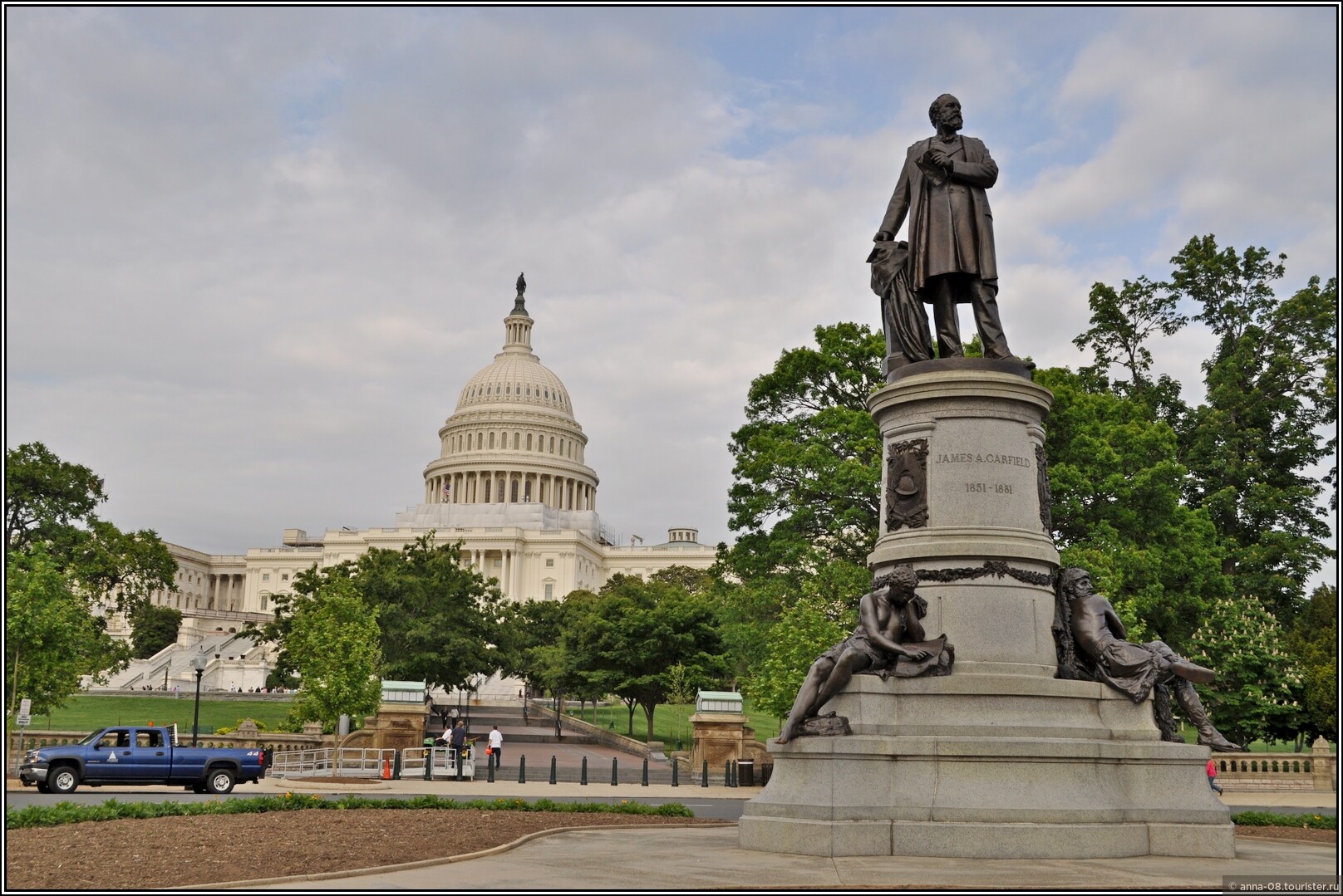 Вашингтон 2. Капитолий Вашингтон мемориал Вашингтона. Капитолий в США памятник Вашингтон. Памятник Джеймсу Гарфилду. Капитолий штата Вашингтон статуя.