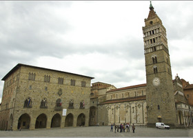 Площадь Дуомо и сам собор с колокольней.