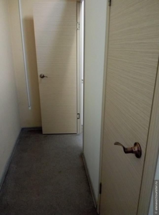 Коридор и двери в душевые комнаты