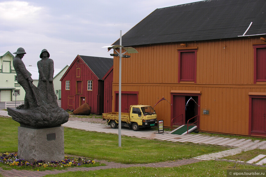 Поморский музей и памятник поморским рыбакам