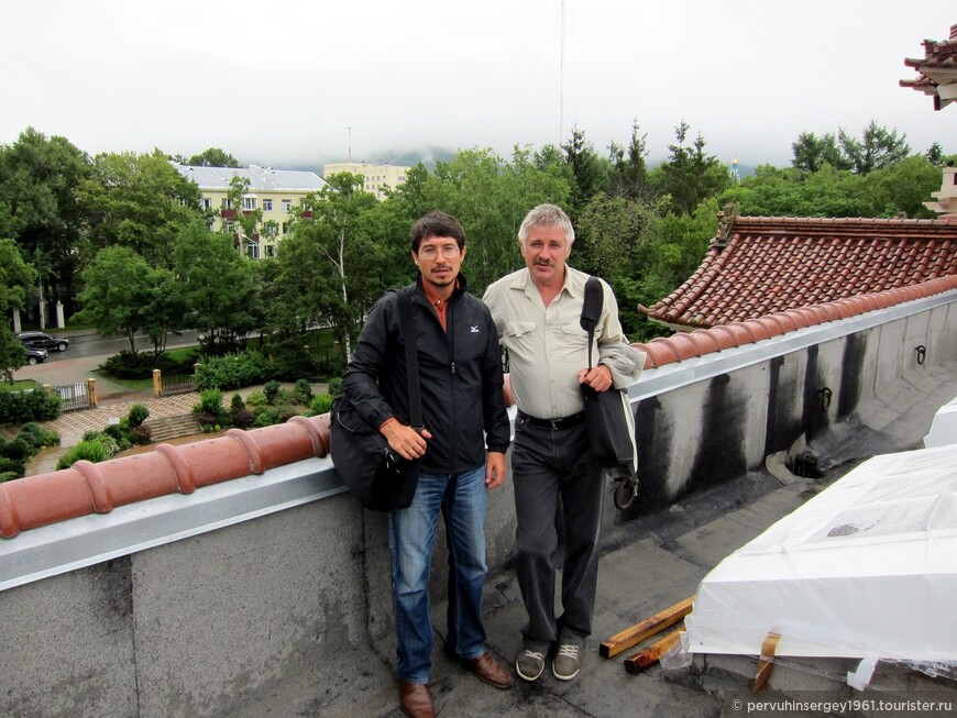 Эдуард. Те, кто был в Южно-Сахалинске, поймут, что это уникальная фотография, здесь мы на крыше Краеведческого музея, построенного японцами в 1937 году. Да, не удивляйтесь, снизу она смотрится как крыша, а на самом деле…  