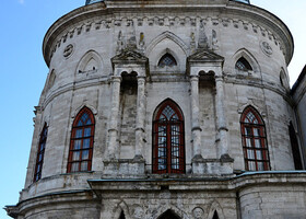 Посмотреть сбоку, прямо настоящий готический собор где-нибудь в европейской столице