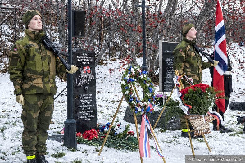 Празднование 70-летия освобождения Киркенеса, возложение цветов к памятнику Вышедшие из тоннеля